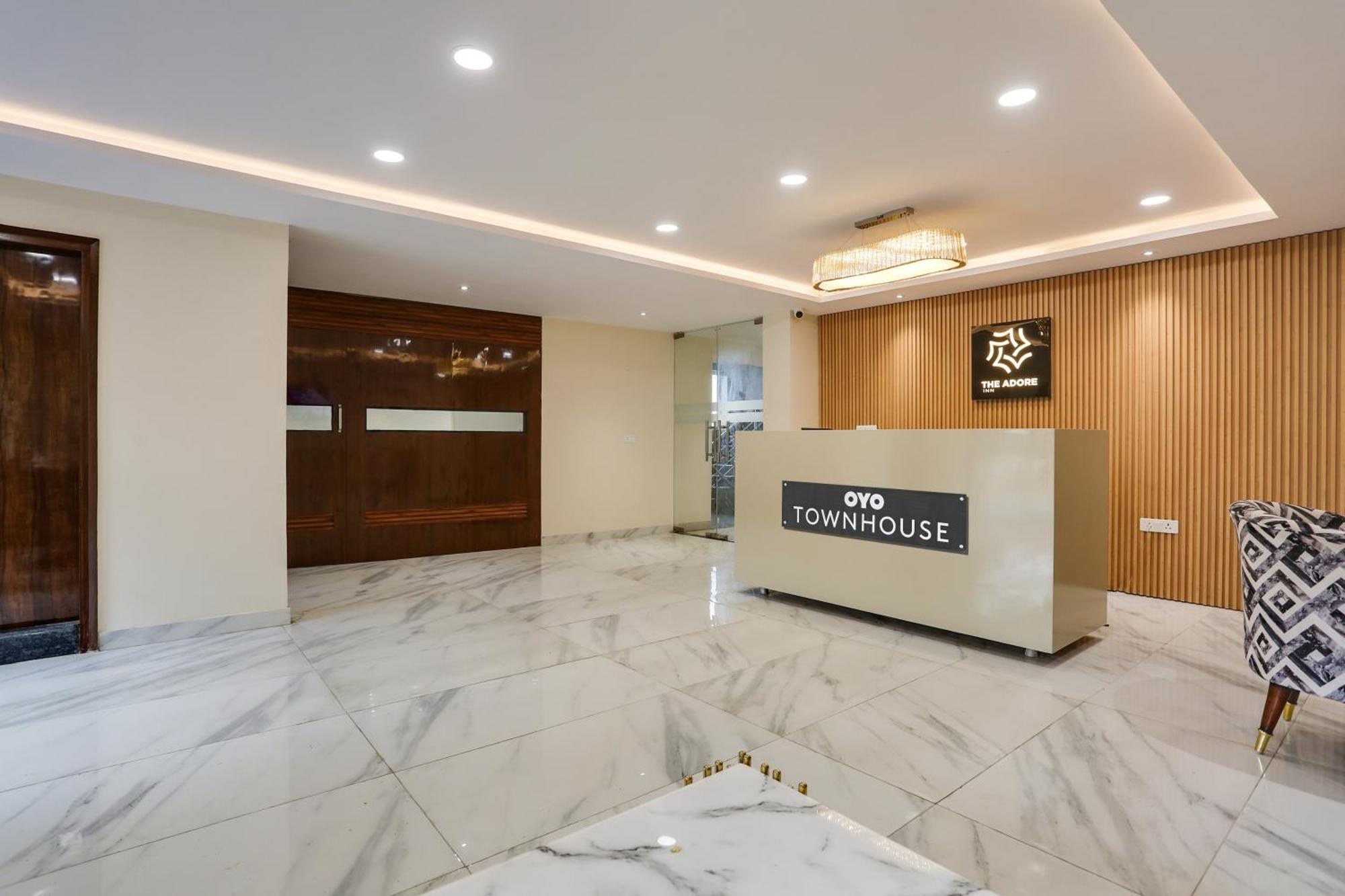 Townhouse The Adore Inn Gurgaon Buitenkant foto